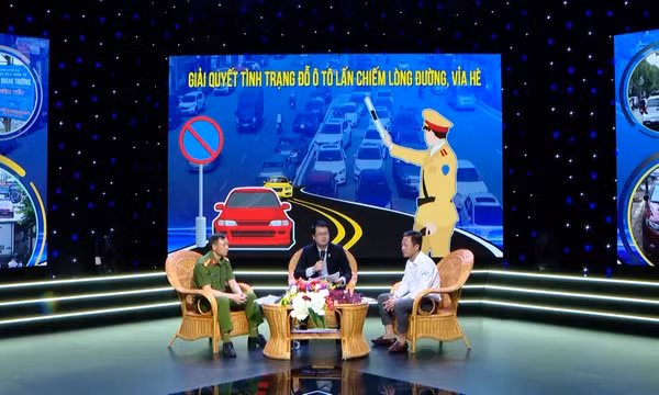 Giao lưu đối thoại: Giải quyết tình trạng đỗ ô tô lấn chiếm lòng đường, vỉa hè