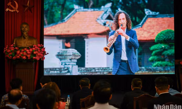 Báo Nhân Dân ra mắt MV Kenny G "Going home" quảng bá du lịch Việt Nam
