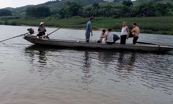 Nhóm nữ sinh ra sông Gianh tắm, 2 em bị đuối nước