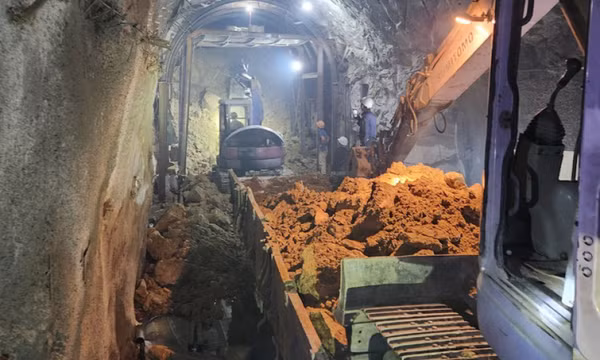 Sạt lở hầm Bãi Gió khiến đường sắt Bắc - Nam qua Khánh Hòa ách tắc