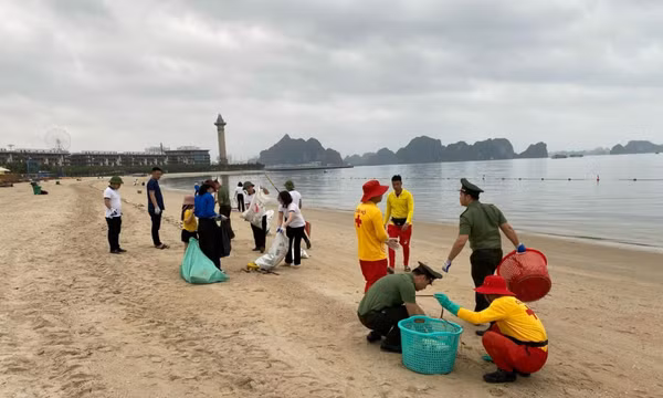 Dọn vệ sinh bãi biển, khu vực Sân khấu Carnaval 2024