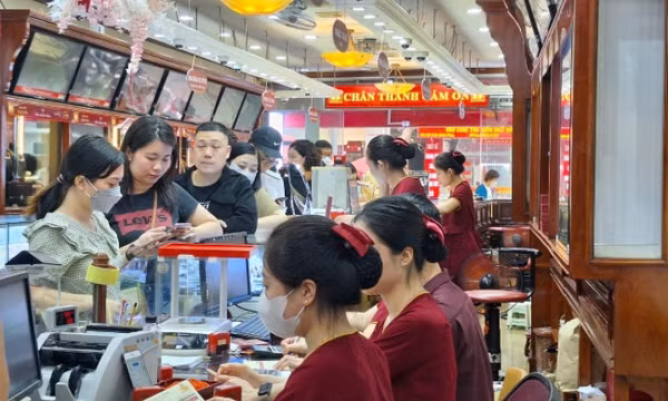 Giá vàng hạ nhiệt, nhiều người tranh thủ mua gom