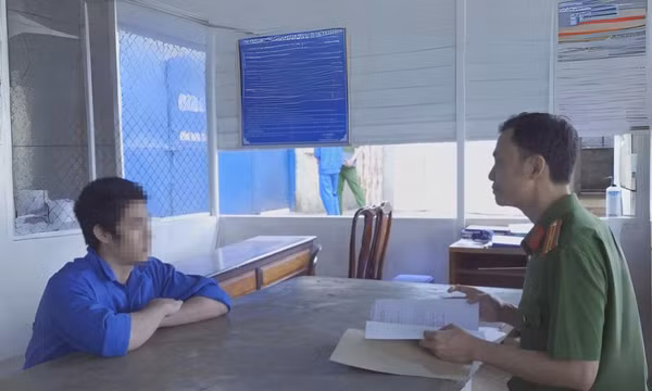 Thiếu niên chơi game nợ 5,5 triệu, bị bắt trói dây xích và đánh vào mặt