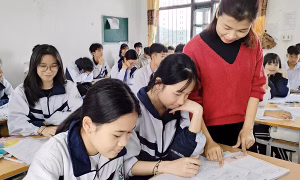 Cô học trò vùng cao đam mê môn Hóa