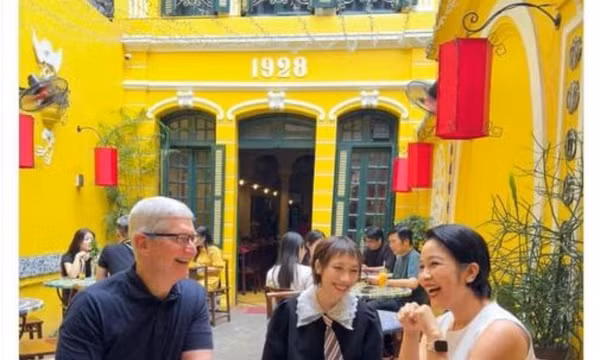 Tim Cook cười tươi khi cùng cafe sáng với ca sĩ Mỹ Linh