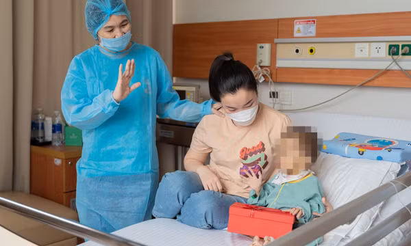 Bà hiến gan cứu sống cháu gái 2 tuổi suy gan giai đoạn cuối