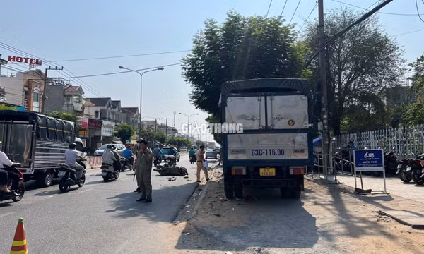 Tông vào xe tải đang đậu trên vỉa hè, người phụ nữ đi xe máy tử vong