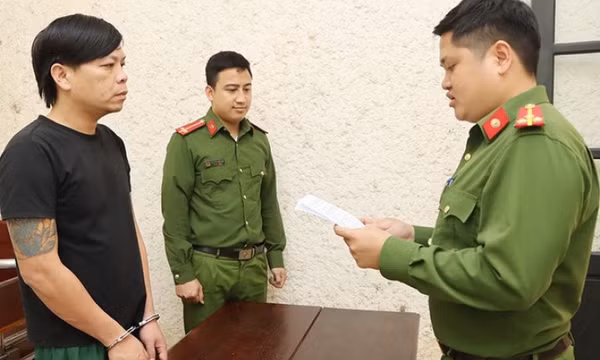 Khống chế người đổ xăng để cướp tài sản