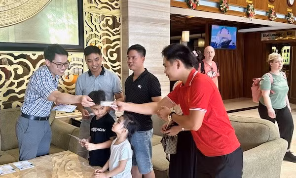 Hạ Long tặng giấy mời dự Carnaval Hạ Long cho khách du lịch