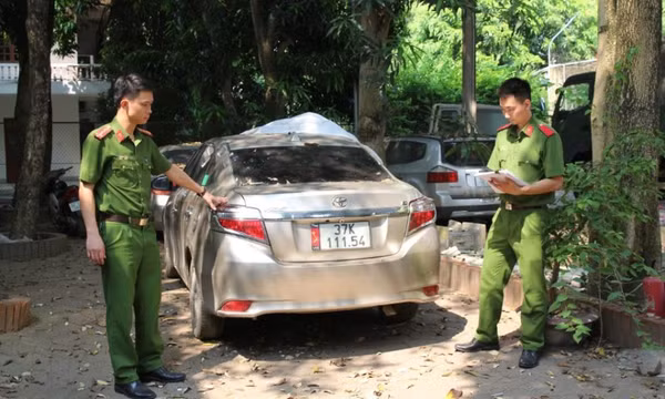 Vừa bán ô tô cho khách, hai anh em ruột rủ nhau đi trộm lại