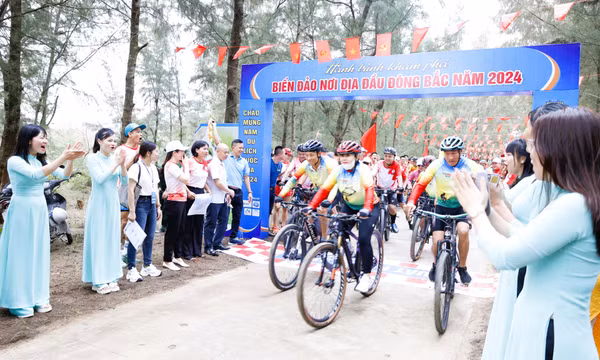 Thành phố Móng Cái đón đầu dòng khách du lịch biển đảo, biên giới