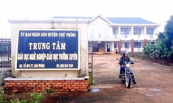 Giám đốc trung tâm giáo dục thường xuyên bị khởi tố sau khi có đơn tố cáo