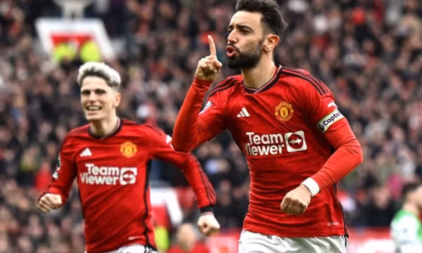 MU khiến Liverpool mất ngôi đầu bảng