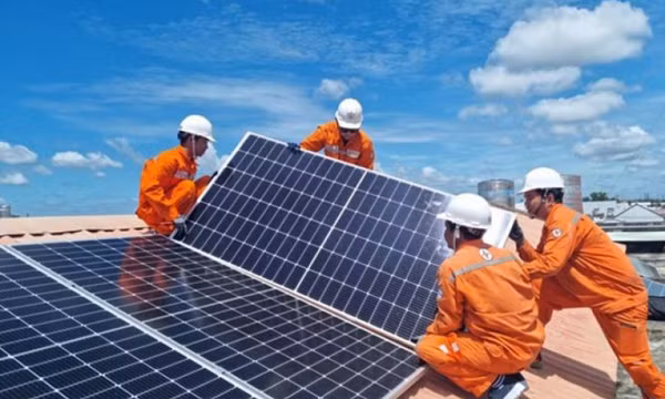 Giải bài toán lãng phí 95% nguồn điện mặt trời mái nhà