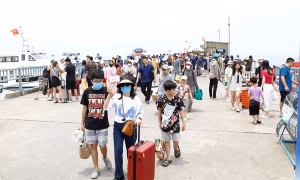 Cô Tô đón trên 5.000 lượt khách trong ngày đầu kỳ nghỉ lễ 30/4