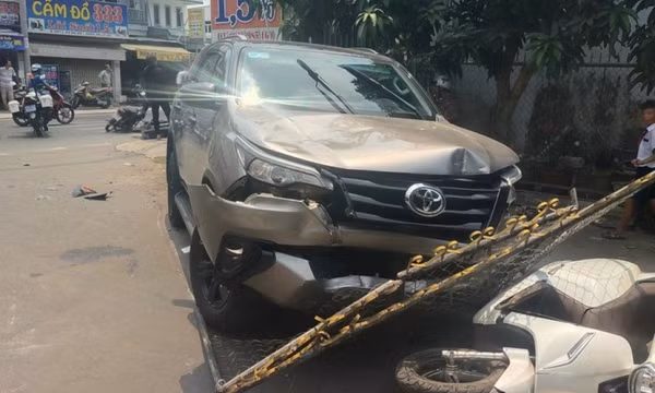 Lái xe ô tô dùng ma túy tông hàng loạt xe máy, 5 người chấn thương