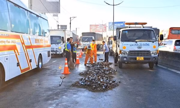 Hàng chục két bia rơi, đường dẫn cao tốc TPHCM – Trung Lương ùn ứ