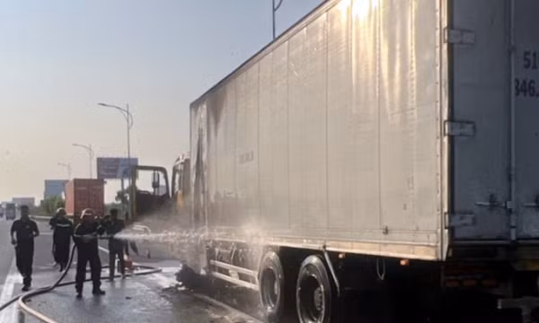 Xe chở ốc bươu vàng bốc cháy trên cao tốc TP.HCM - Long Thành - Dầu Giây