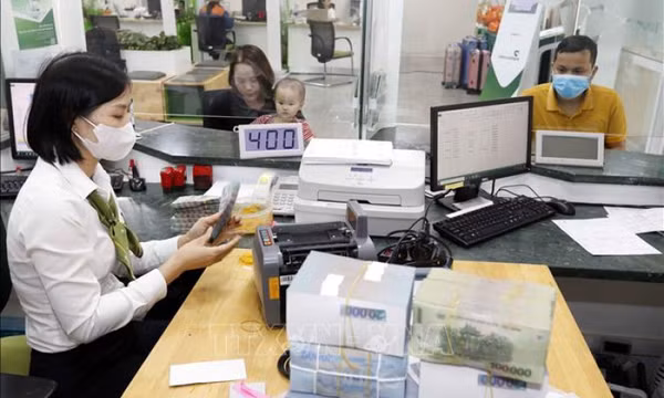 Ngân hàng giảm tiếp lãi suất tiết kiệm, công khai lãi vay bình quân
