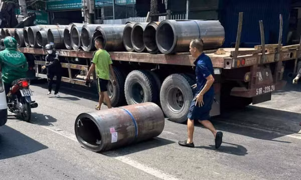 Cuộn thép rơi xuống đường trúng người đi xe máy