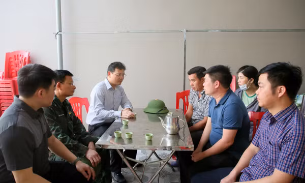 Phó Chủ tịch UBND tỉnh Nghiêm Xuân Cường thăm hỏi, động viên gia đình nạn nhân vụ lật thuyền