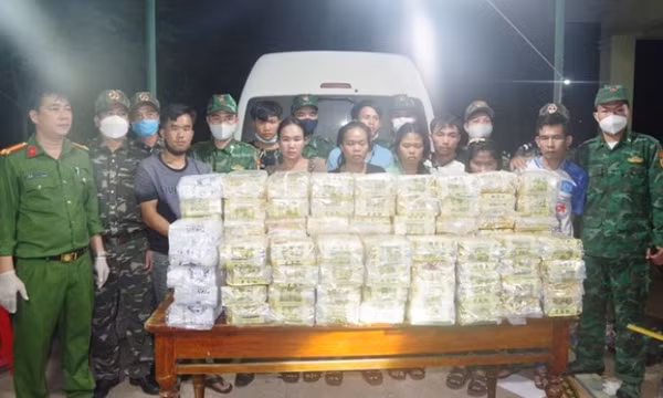 Kiểm tra 1 xe ôtô trên quốc lộ 9, phát hiện 100kg ma túy đá