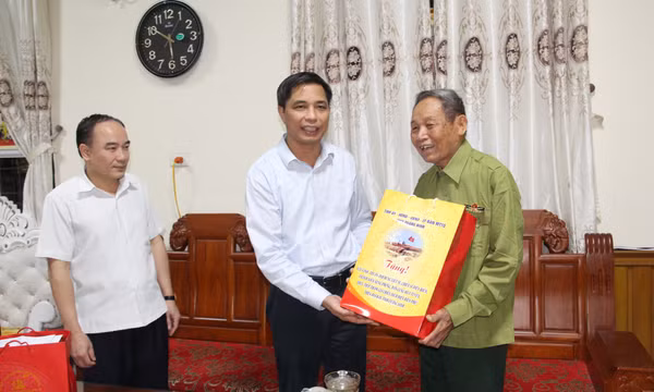 Phó Chủ tịch Thường trực UBND tỉnh thăm, tặng quà chiến sĩ Điện Biên tại TX Quảng Yên
