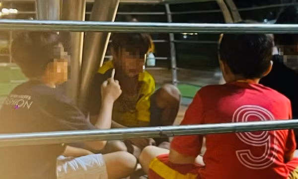 Nam sinh lớp 7 nhập viện, nghi hút thuốc lá điện tử từ đàn anh cùng trường