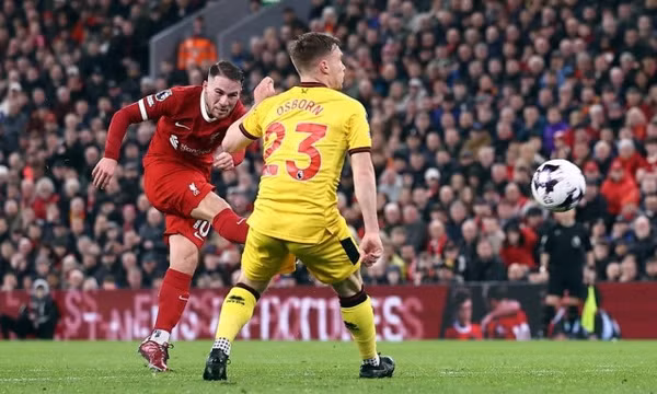 Liverpool thoát hiểm nhờ siêu phẩm sút xa