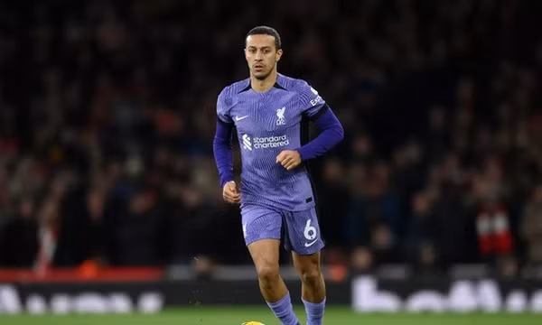 Thiago bất ngờ rời Liverpool