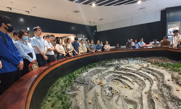 Đảng ủy Khối các cơ quan tỉnh tổ chức cho lớp nhận thức về Đảng đi thực tế