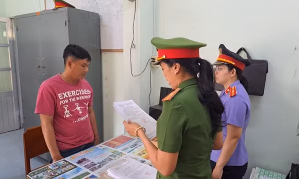 Tài công tàu du lịch tông phà trên sông Tiền bị bắt