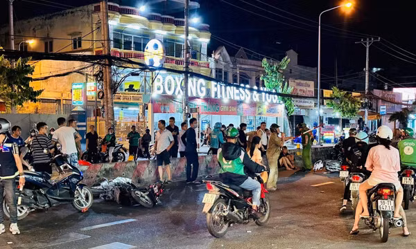 Chạy tốc độ cao, hai thanh đi xe máy tông một phụ nữ đa chấn thương