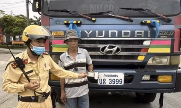 Một tài xế xe đầu kéo biển Lào bị tạm giữ vì sử dụng ma túy