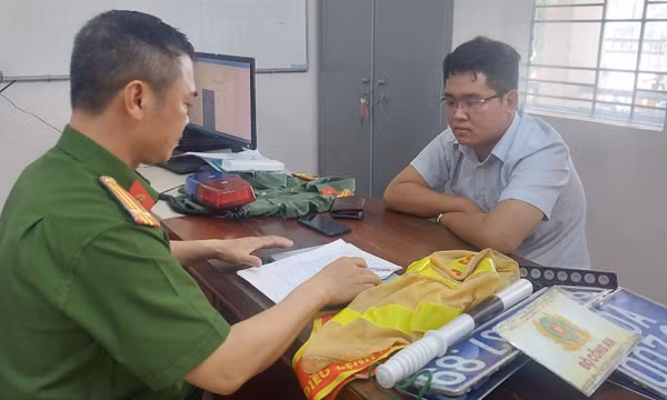 Gắn biển số “80A” rồi giả làm cán bộ kiểm tra Điều lệnh CAND