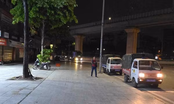 Thi thể trẻ sơ sinh trong túi ni lông, treo trên thân cây giữa phố Hà Nội