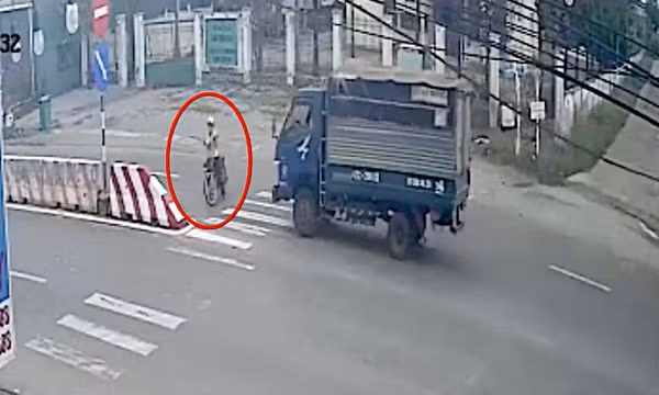 Đi ngược chiều trên quốc lộ 1A, người phụ nữ bị xe tải tông tử vong