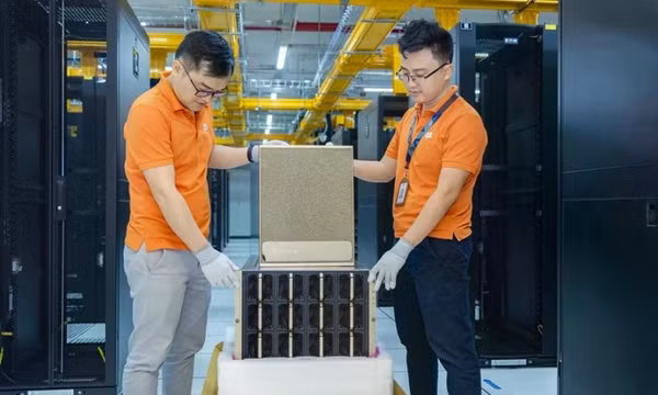 Những máy chủ DGX H100 đầu tiên của Nhà máy trí tuệ nhân tạo