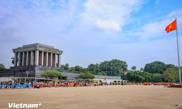 Dòng người nối dài vào Lăng viếng Bác nhân dịp kỷ niệm 134 năm sinh nhật Người