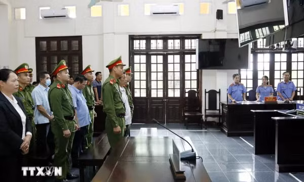 Cựu Bí thư Tỉnh ủy Lào Cai Nguyễn Văn Vịnh bị tuyên phạt 5 năm 6 tháng tù