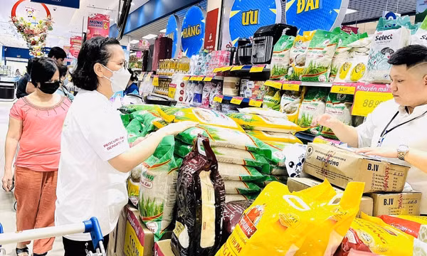 “Bão” giảm giá kích cầu từ offline đến online