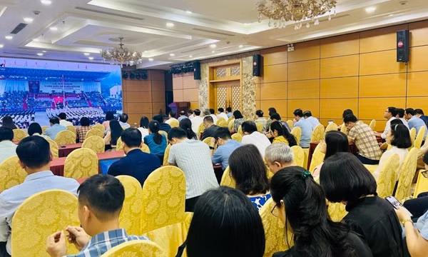 Đông đảo cán bộ, đảng viên, nhân dân theo dõi chương trình Lễ kỷ niệm, diễu binh, diễu hành 70 năm chiến thắng Điện Biên Phủ