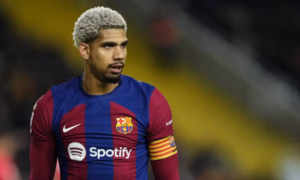 Barca cân nhắc bán trụ cột