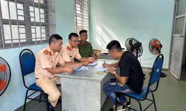 Xe ôtô độ đèn chiếu sáng trái quy định bị CSGT TPHCM xử lý