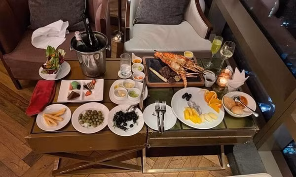 Cô gái ăn bò Wagyu, tôm hùm rồi 'bùng' 11 triệu: Người mẹ nhiều lần trả tiền