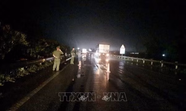 Một người đi bộ trên cao tốc Nội Bài - Lào Cai bị ô tô đâm tử vong