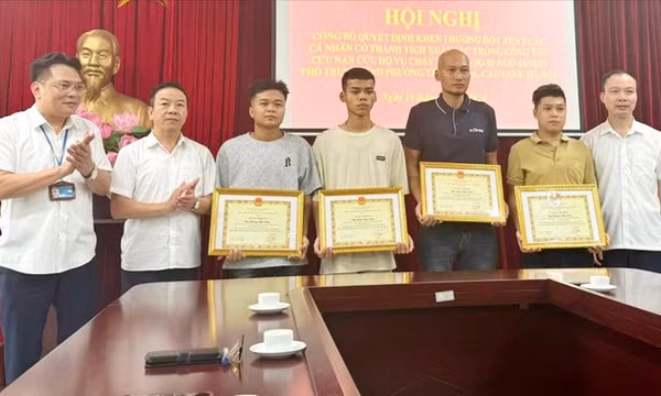 Khen thưởng 4 cá nhân đập tường cứu người trong vụ cháy ở phố Trung Kính