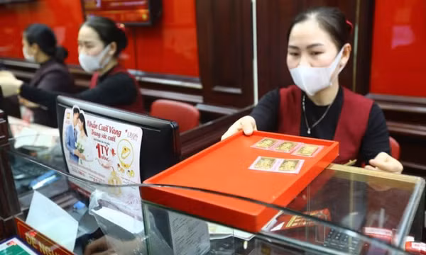 Giá vàng miếng SJC 'lên đồng': Ai đang quyết định giá?