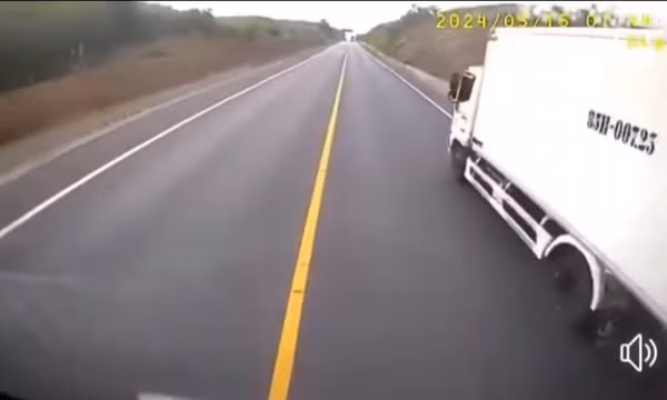 Xử phạt tài xế vượt ẩu trên cao tốc Cam Lộ - La Sơn