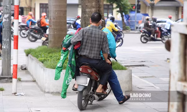 Vi phạm nồng độ cồn, tài xế xe công nghệ bỏ luôn phương tiện